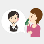 葬儀・家族葬の依頼電話を心和セレモニーへする遺族。